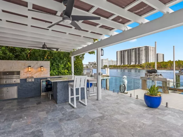 Продажа дома по адресу 7188 NE 8th Drive - фото 9030661