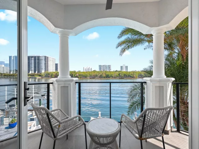 Продажа дома по адресу 7188 NE 8th Drive - фото 9030680
