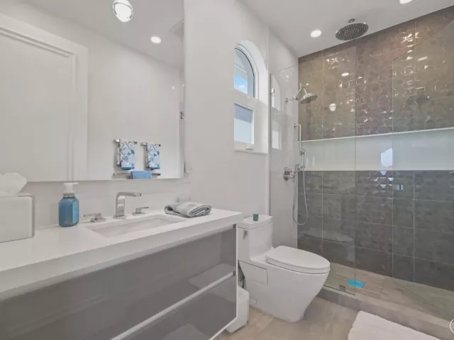 Продажа дома по адресу 7188 NE 8th Drive - фото 9030681