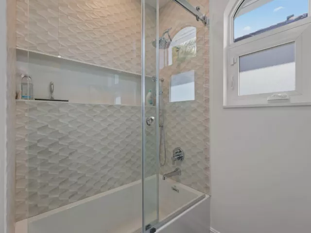 Продажа дома по адресу 7188 NE 8th Drive - фото 9030686
