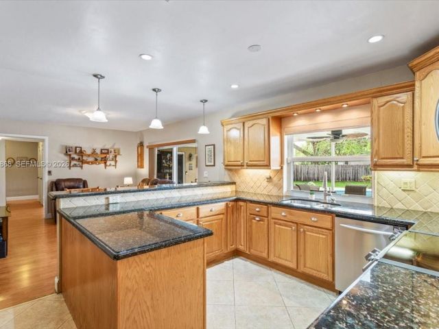 Продажа дома по адресу 9750 SW 143rd Dr - фото 7515383