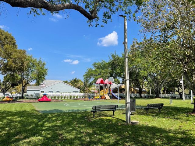 Дом в аренду по адресу 13772 SW 145th Ter 13772 - фото 7447139