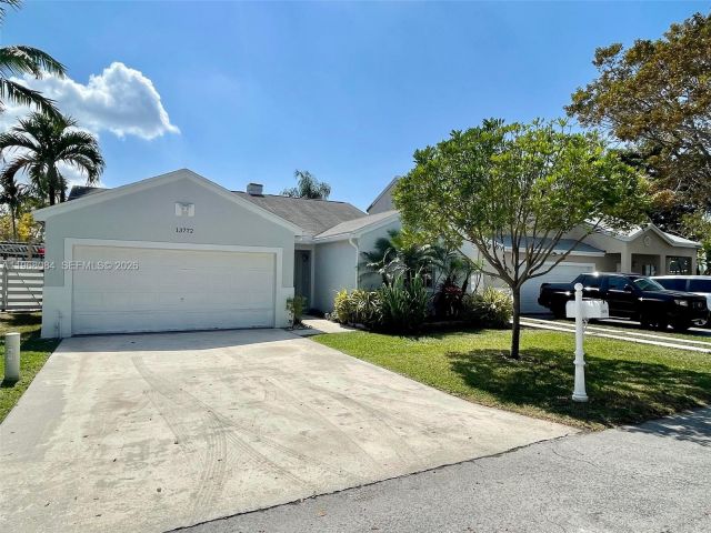 Дом в аренду по адресу 13772 SW 145th Ter 13772 - фото 7447140