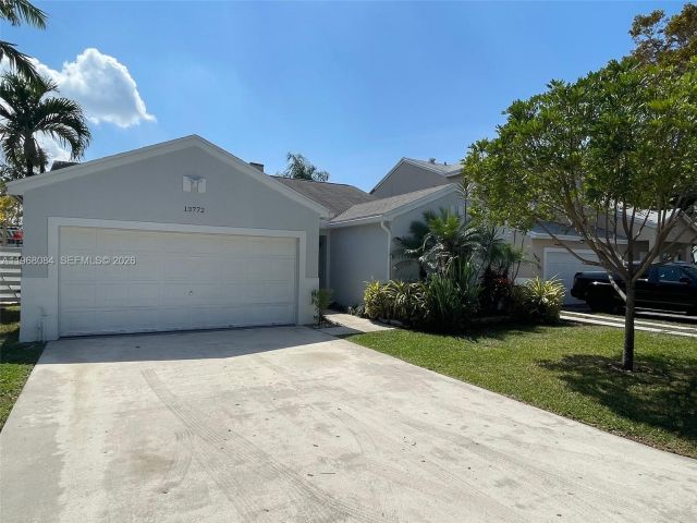 Дом в аренду по адресу 13772 SW 145th Ter 13772 - фото 7447141