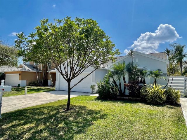 Дом в аренду по адресу 13772 SW 145th Ter 13772 - фото 7447142