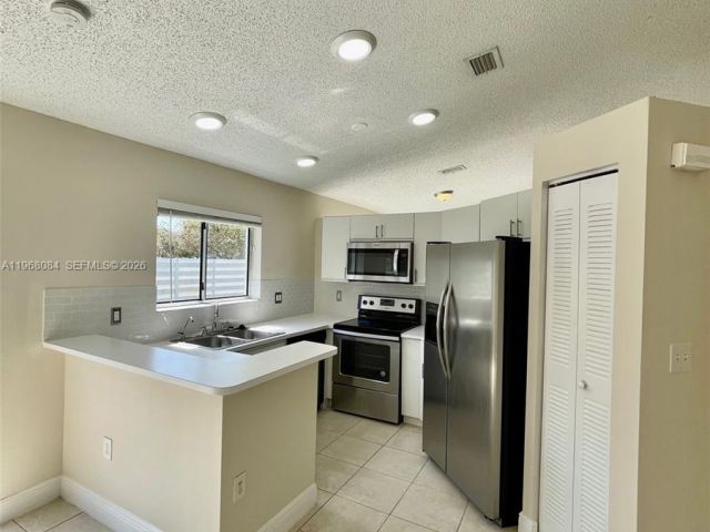 Дом в аренду по адресу 13772 SW 145th Ter 13772 - фото 7447149