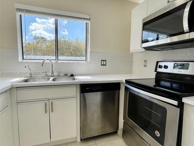 Дом в аренду по адресу 13772 SW 145th Ter 13772 - фото 7447150