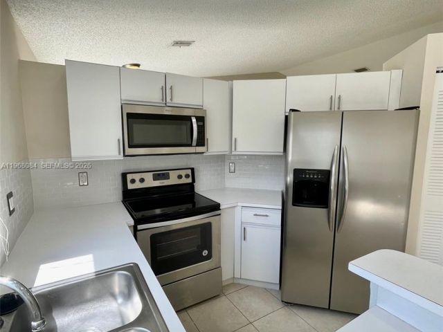 Дом в аренду по адресу 13772 SW 145th Ter 13772 - фото 7447151