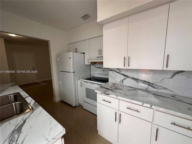 Дом в аренду по адресу 150 NE 170th St 150 - фото 7481276