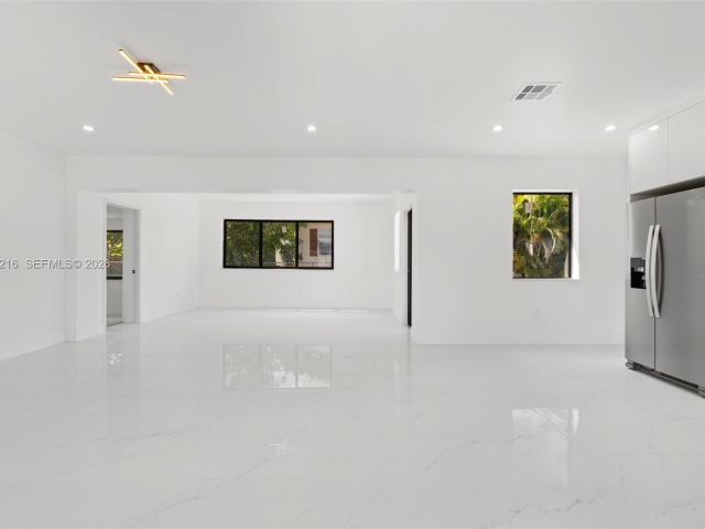 Продажа дома по адресу 14950 NE 2nd Ave - фото 7447201