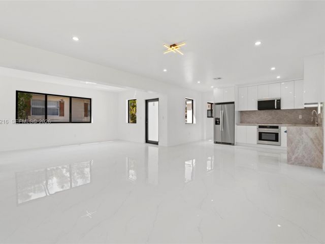 Продажа дома по адресу 14950 NE 2nd Ave - фото 7447202