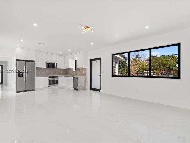 Продажа дома по адресу 14950 NE 2nd Ave - фото 7447203