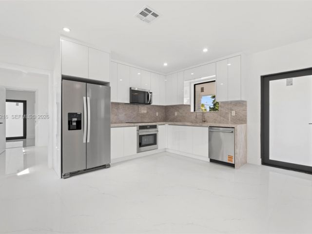 Продажа дома по адресу 14950 NE 2nd Ave - фото 7447204