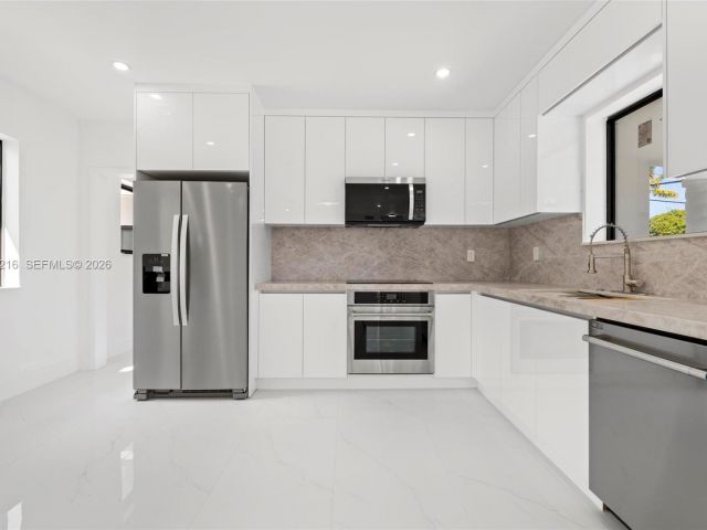 Продажа дома по адресу 14950 NE 2nd Ave - фото 7447205