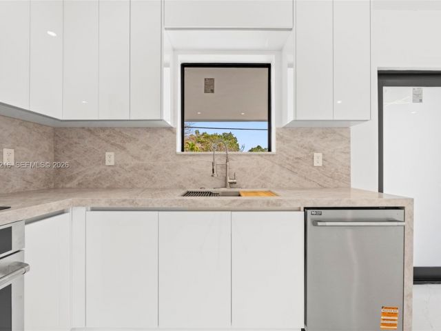 Продажа дома по адресу 14950 NE 2nd Ave - фото 7447206