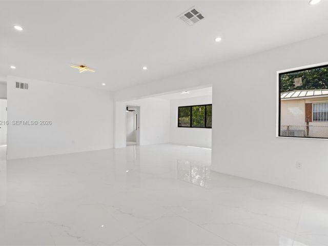 Продажа дома по адресу 14950 NE 2nd Ave - фото 7447208