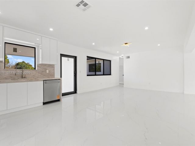 Продажа дома по адресу 14950 NE 2nd Ave - фото 7447209