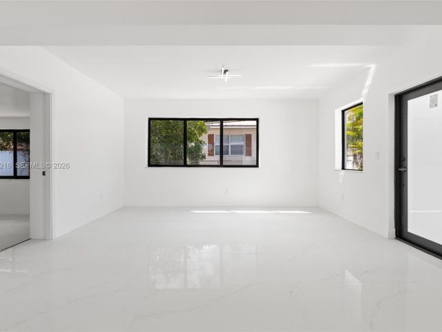 Продажа дома по адресу 14950 NE 2nd Ave - фото 7447210