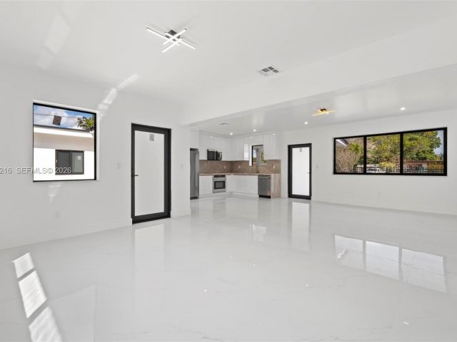 Продажа дома по адресу 14950 NE 2nd Ave - фото 7447211