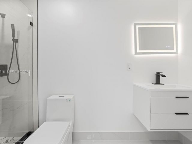 Продажа дома по адресу 14950 NE 2nd Ave - фото 7447215