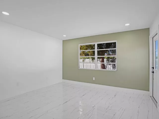 Продажа дома по адресу 1437 SW 1st Avenue - фото 9358319