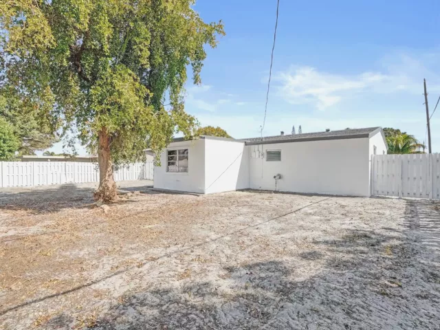 Продажа дома по адресу 1437 SW 1st Avenue - фото 9358338