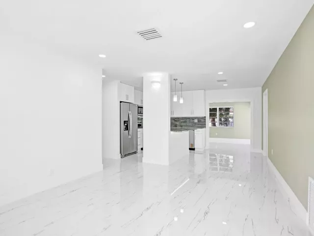 Продажа дома по адресу 1437 SW 1st Avenue - фото 9358313