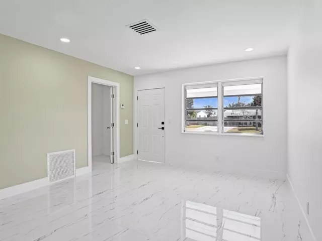 Продажа дома по адресу 1437 SW 1st Avenue - фото 9358314