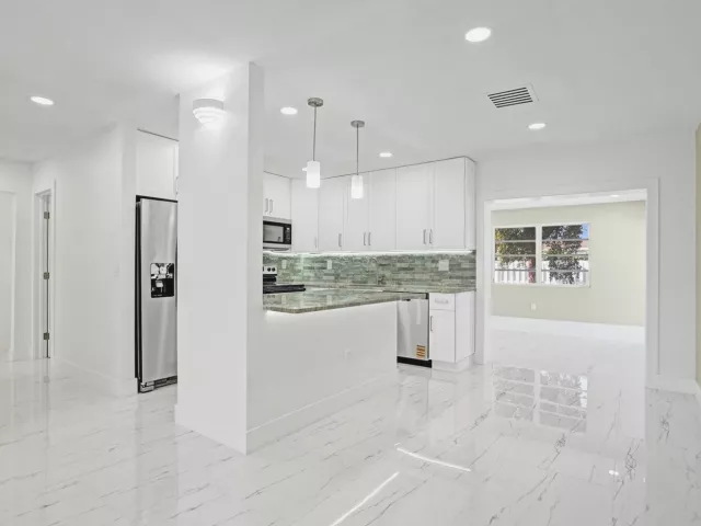 Продажа дома по адресу 1437 SW 1st Avenue - фото 9358315