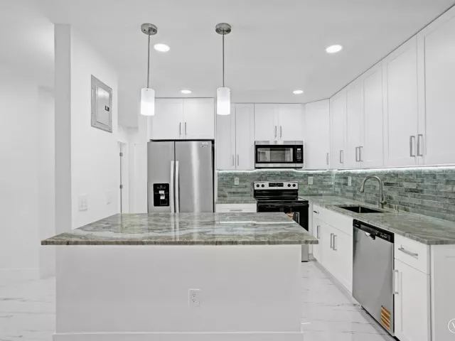 Продажа дома по адресу 1437 SW 1st Avenue - фото 9358317