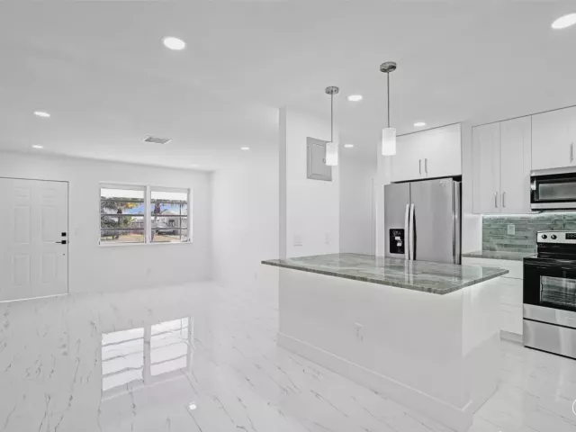 Продажа дома по адресу 1437 SW 1st Avenue - фото 9358318