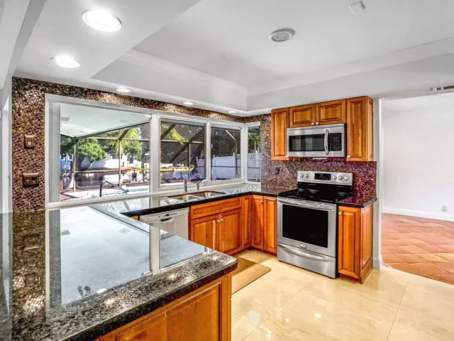 Продажа дома по адресу 5550 NE 26th Avenue - фото 8918659