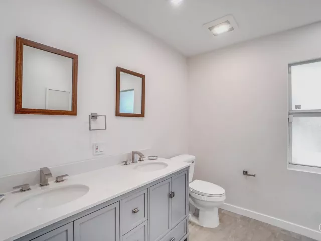 Продажа дома по адресу 5550 NE 26th Avenue - фото 8918660