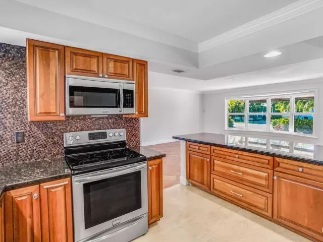 Продажа дома по адресу 5550 NE 26th Avenue - фото 8918665