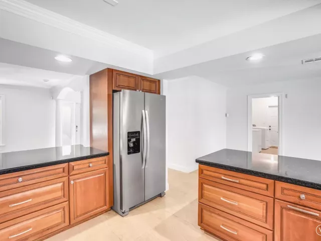 Продажа дома по адресу 5550 NE 26th Avenue - фото 8918666