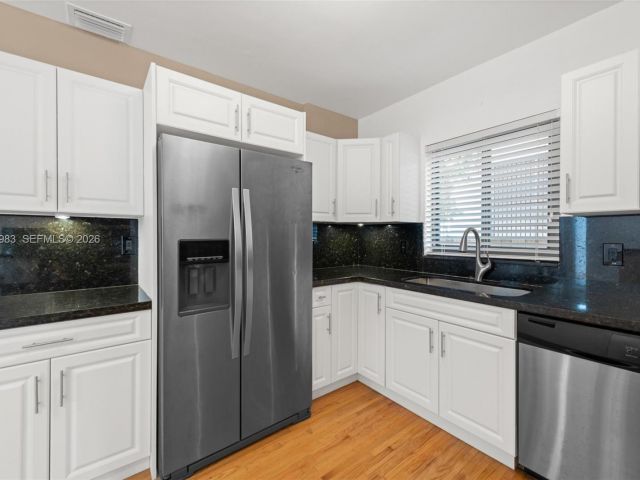 Дом в аренду по адресу 710 NE 62nd St - фото 7449137