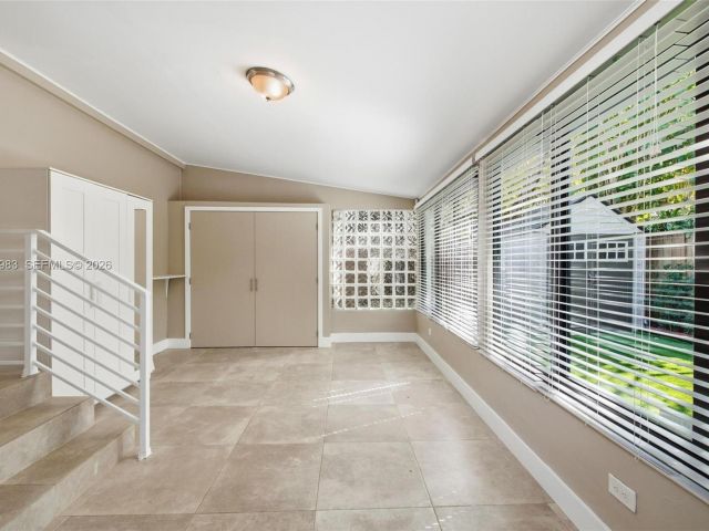 Дом в аренду по адресу 710 NE 62nd St - фото 7449139