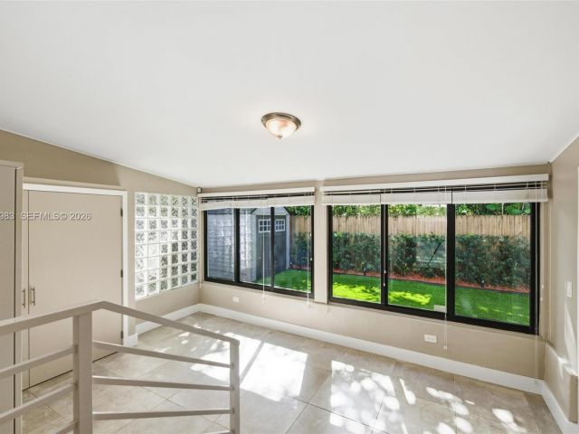 Дом в аренду по адресу 710 NE 62nd St - фото 7449141