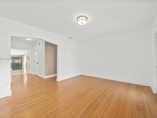 Дом в аренду по адресу 710 NE 62nd St - фото 7449146