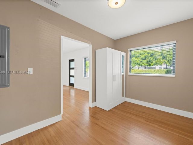 Дом в аренду по адресу 710 NE 62nd St - фото 7449147