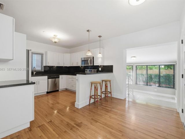 Дом в аренду по адресу 710 NE 62nd St - фото 7449148