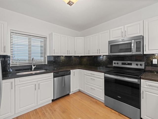 Дом в аренду по адресу 710 NE 62nd St - фото 7449150