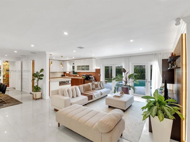 Продажа дома по адресу 726 NE 17th Way - фото 7532183