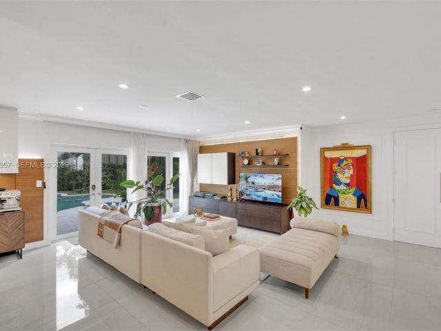 Продажа дома по адресу 726 NE 17th Way - фото 7532184