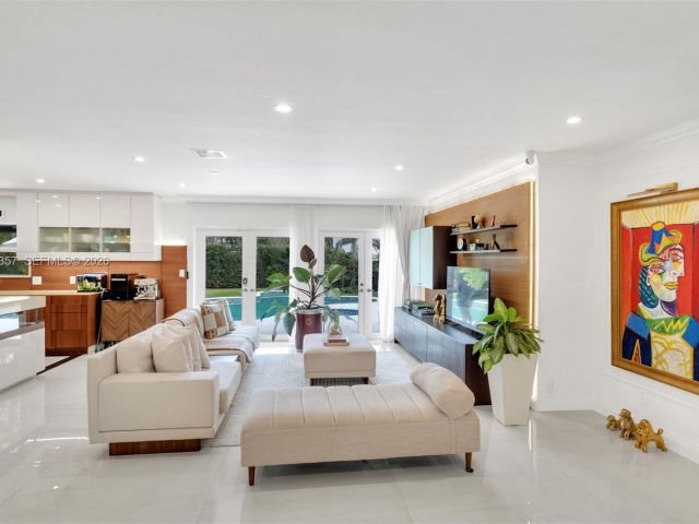 Продажа дома по адресу 726 NE 17th Way - фото 7532185