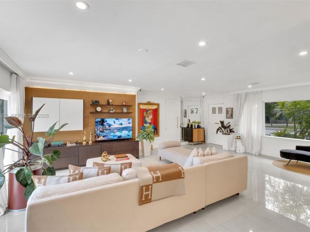 Продажа дома по адресу 726 NE 17th Way - фото 7532187