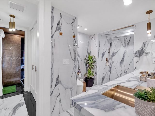 Продажа дома по адресу 726 NE 17th Way - фото 7532195