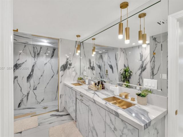 Продажа дома по адресу 726 NE 17th Way - фото 7532196