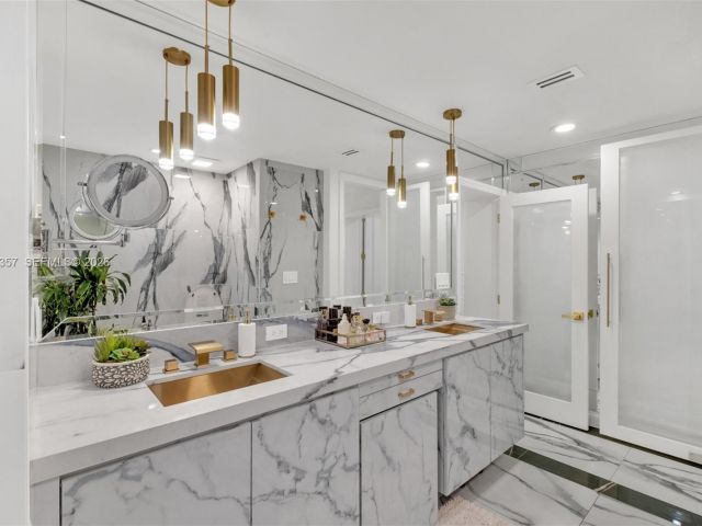 Продажа дома по адресу 726 NE 17th Way - фото 7532197