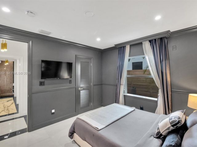 Продажа дома по адресу 726 NE 17th Way - фото 7532200